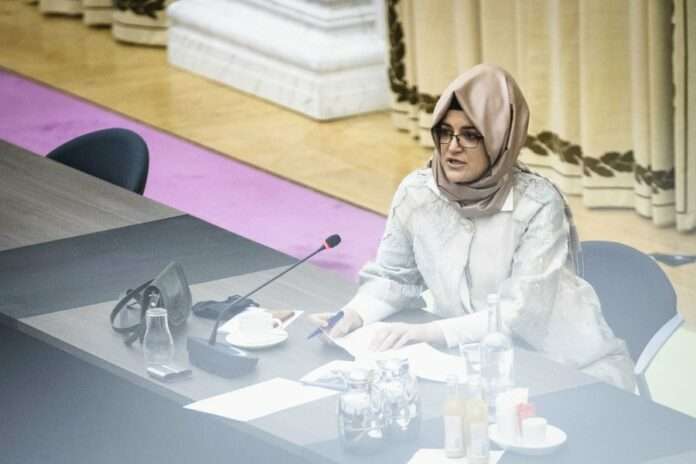 b326b053a675ff1b8cfdbcb4f89e966d L